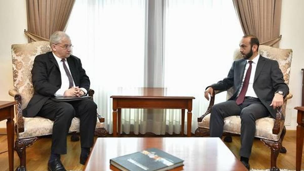 Ministro Mirzoyan y Khovaev de Rusia discuten sobre Karabaj