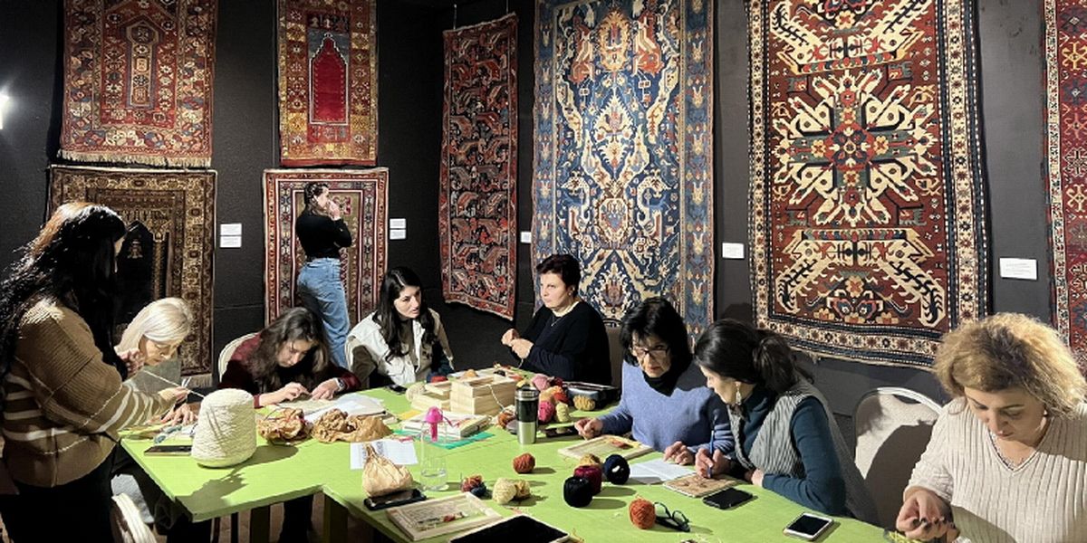 Clases sobre tejer alfombras armenias en el Castillo Real de Varsovia