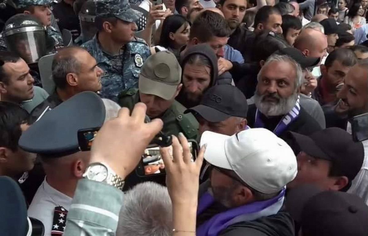 28 participantes del movimiento de oposición encabezado por el arzobispo Galstanyan, fueron detenidos y 7 policías resultaron heridos