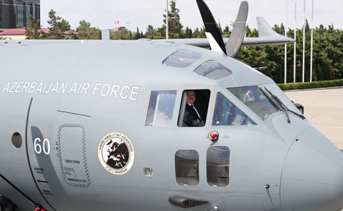 Azerbaiyán e Italia fortalecen su cooperación técnico militar con la entrega del C-27J Spartan