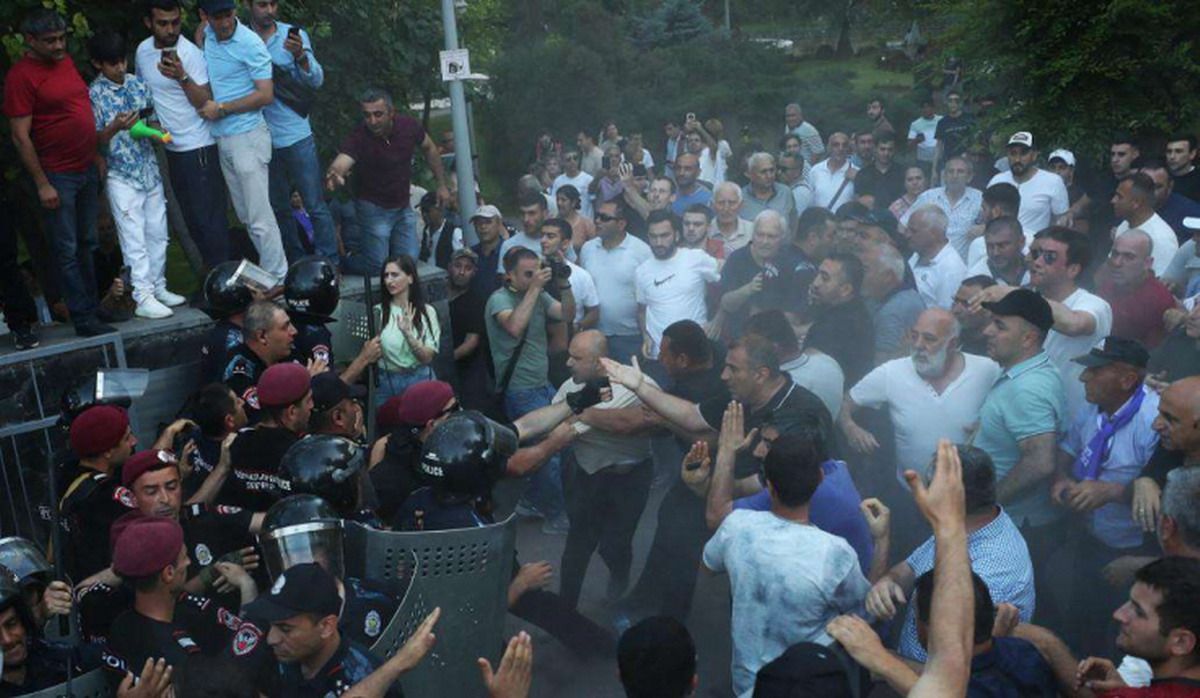 Violentas Protestas en Ereván: Casi 100 heridos y apertura de causa penal