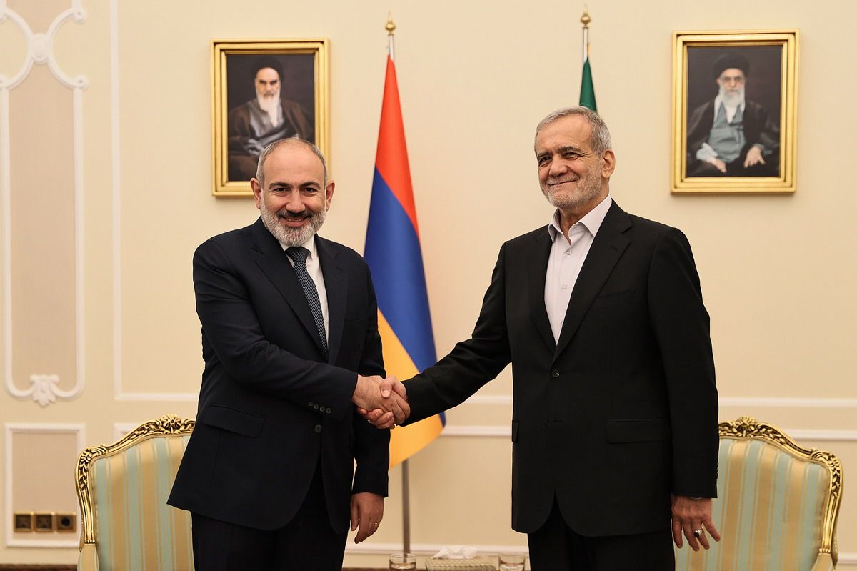 Reunión del primer ministro de Armenia con el nuevo presidente de Irán en Teherán