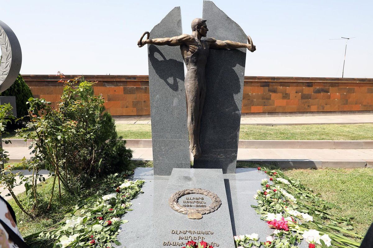 monumento albert azaryan Ereván