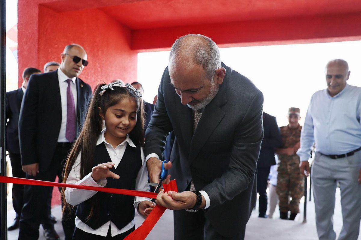 Nikol Pashinyan visita escuelas recién construidas en  frontera armenia