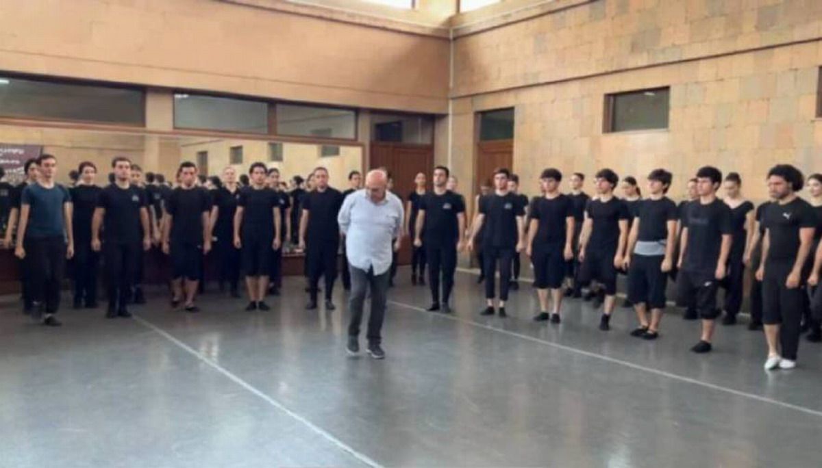 Akhuryan se Prepara para Bailar: La Celebración de la Danza Circular