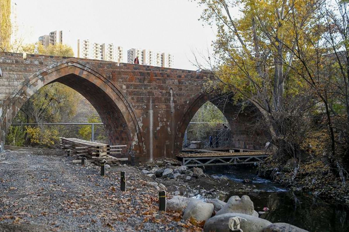 Ereván restaura su Puente Rojo, un monumento del Siglo XII