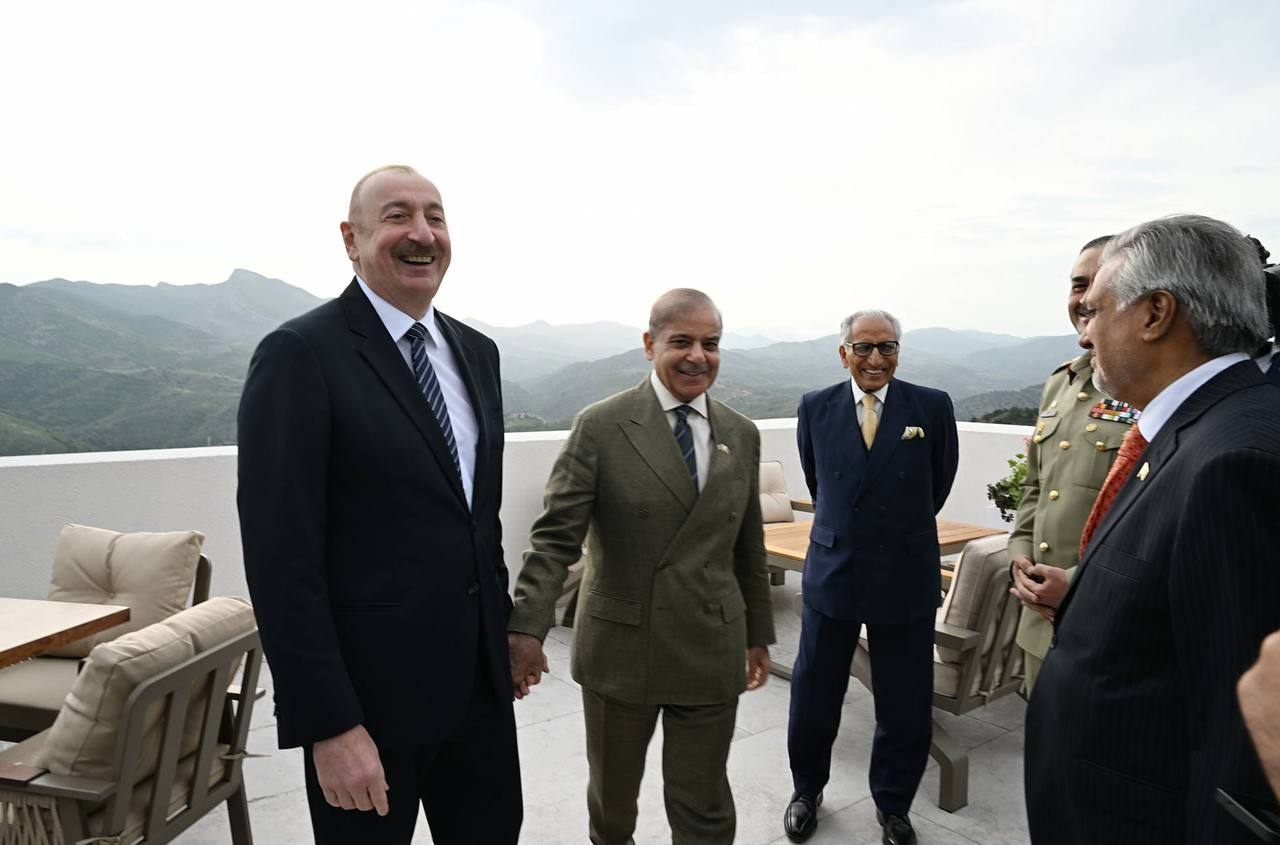 Aliyev fábricas viviendas Lachin