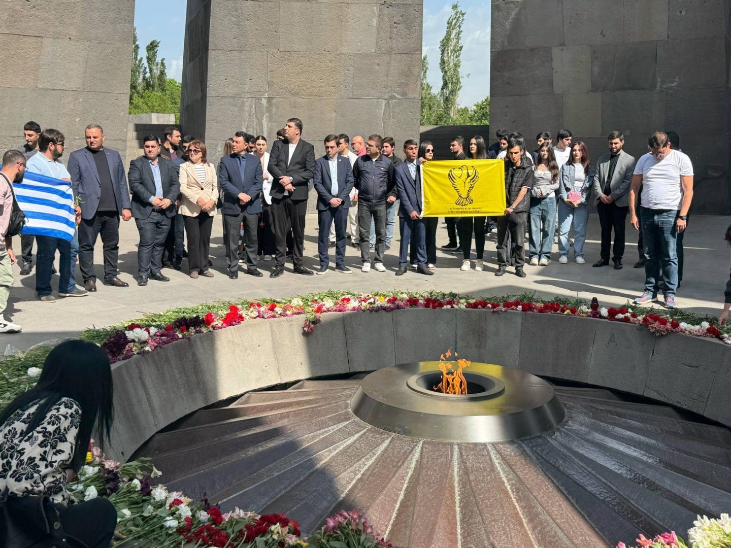Armenia rinde homenaje a las víctimas del genocidio griego póntico en Tsitsernakaberd
