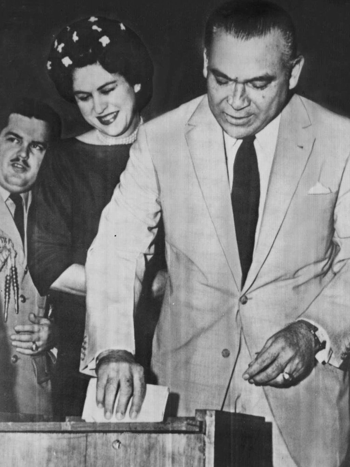 manos amistad Ereván