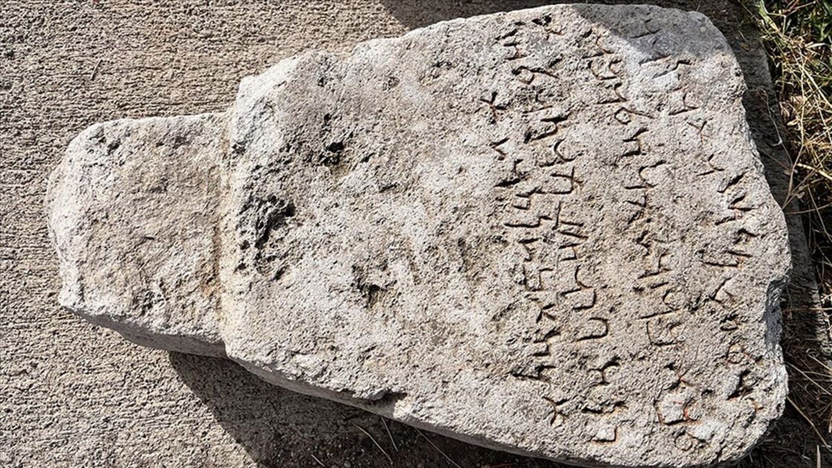 Hallan en Turquía una piedra con inscripción en arameo que conecta con la  historia de la Gran Armeni - SoyArmenio