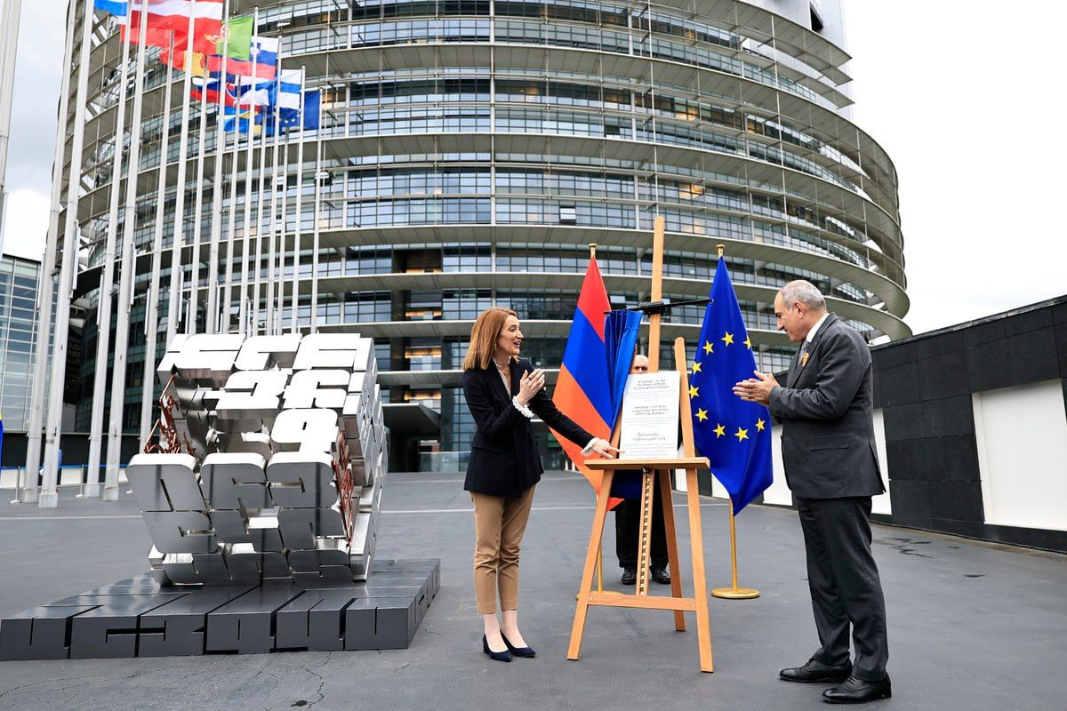 monumento alfabeto armenio