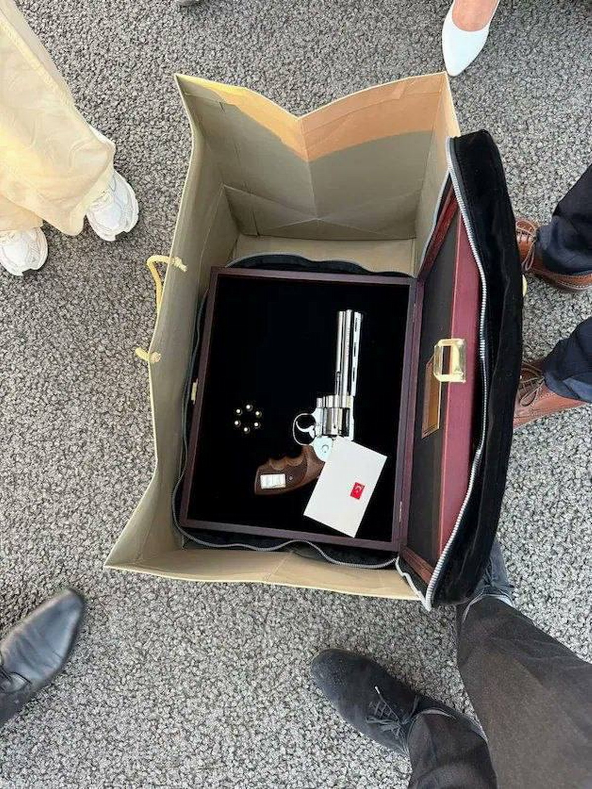 erdogan regala pistolas