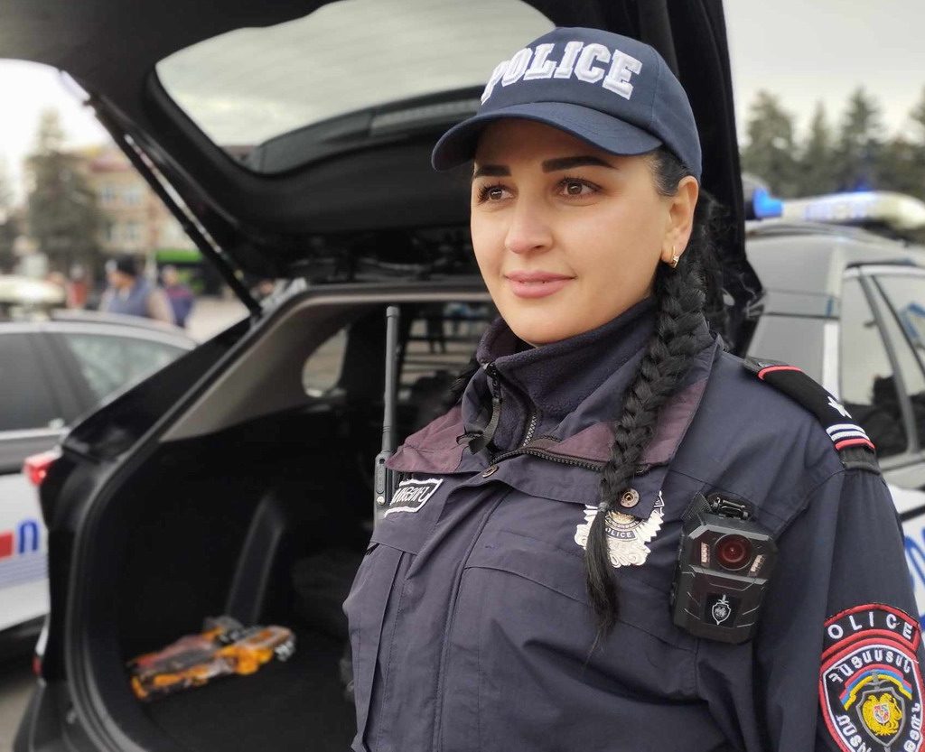 mujeres policía armenia