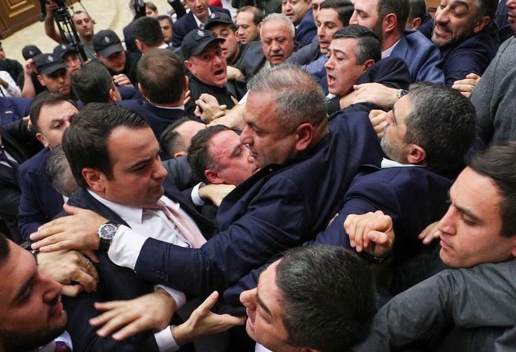 pelea asamblea nacional armenia