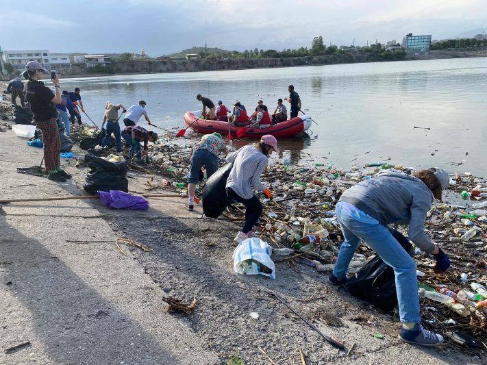 Inmigrantes de Rusia y Ucrania organizan campañas y limpian la basura en Armenia