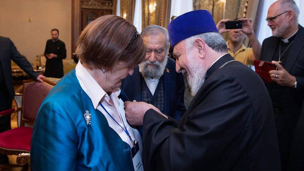 Garegin II otorgó a Caroline Cox la Orden San Sahak-San Mesrop