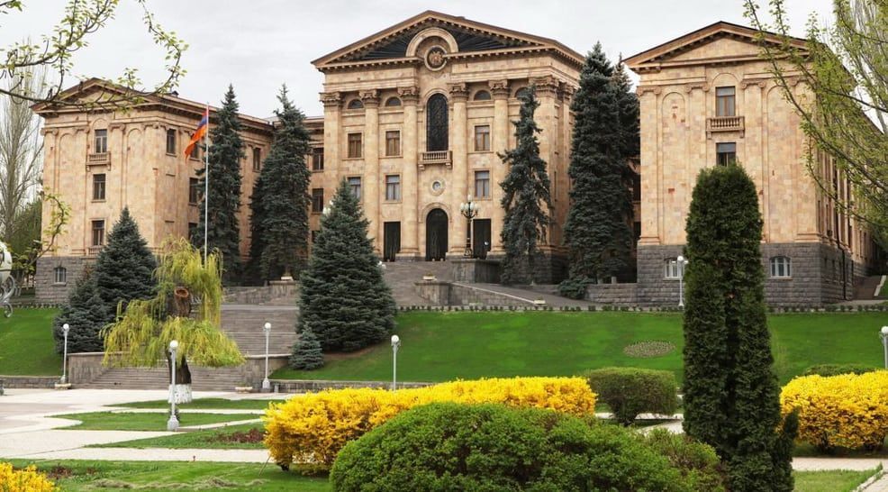 Pashinyan presentó programa en "condiciones de emergencia"