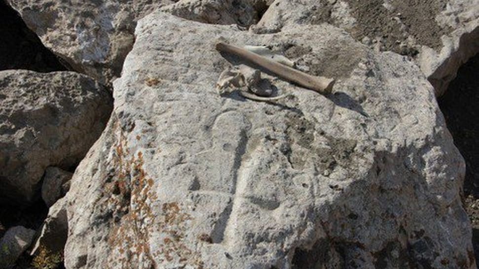 Tumbas armenias dañadas por excavadoras en Van