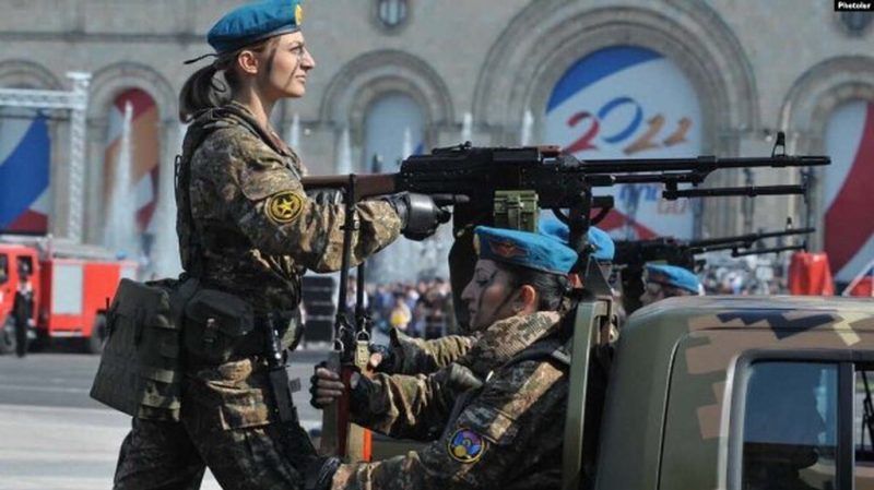 Armenia quiere alistar mujeres y avanzar a un ejército profesional