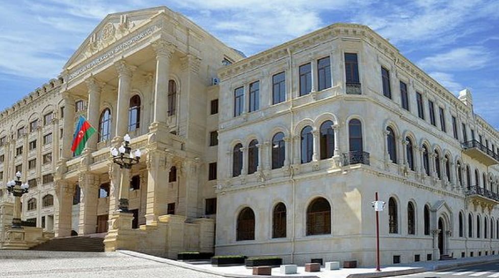 Bakú se rearma mientras pide acuerdo de paz con Armenia