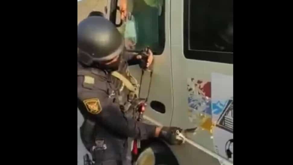 Azerí arranca símbolos de Artsaj de un autobús con niños armenios