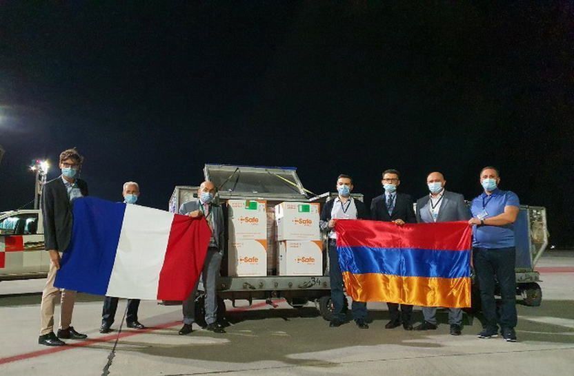 Macron escribió en armenio y cumplió su promesa: Francia envió 25.000 dosis