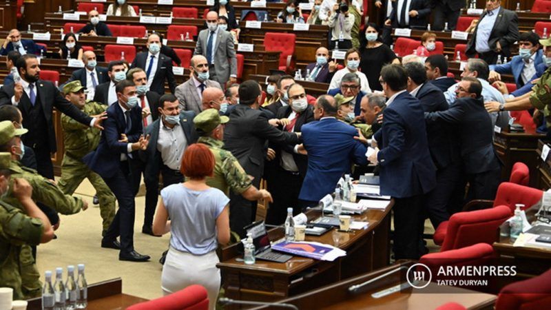Miércoles de vergüenza en el parlamento armenio