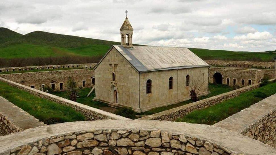 Azerbaiyán exigió retirar la bandera de Artsaj del monasterio de Amaras