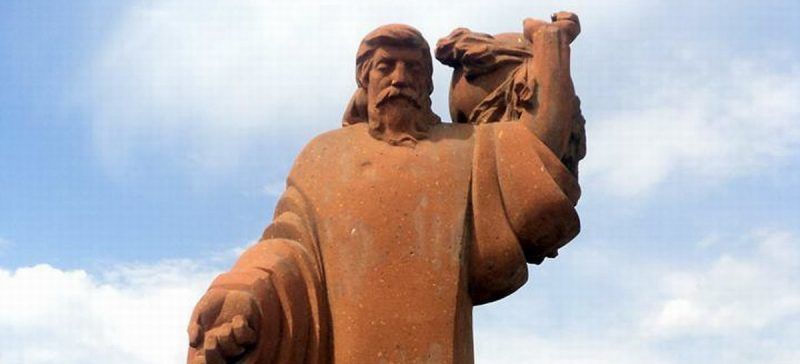 Una estatua del científico armenio Anania en Alphabet Park cerca de Artashavan .