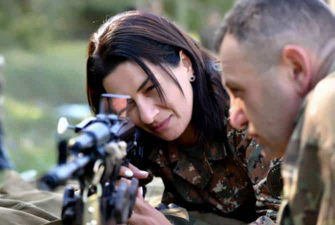 Las fotos de Anna Hakobyan, la esposa del primer ministro Nikol Pashinyan empuñando un rifle de asalto provocó gran controversia