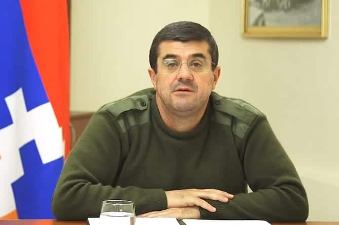 El presidente de Artsaj, Arayik Harutyunyan, hizo el miércoles un llamamiento a la nación, en el que pidió a los armenios de todo el mundo que participen físicamente en las batallas para salvar el futuro de Artsaj.