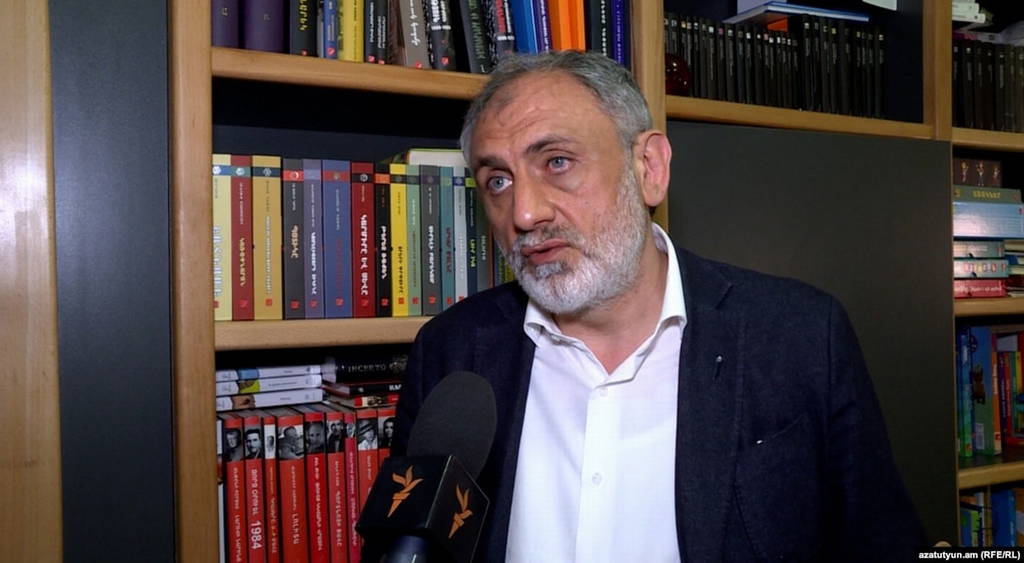 Opositores atacaron al dueño de la Editorial Antares Armen Martirosyan (Video)
