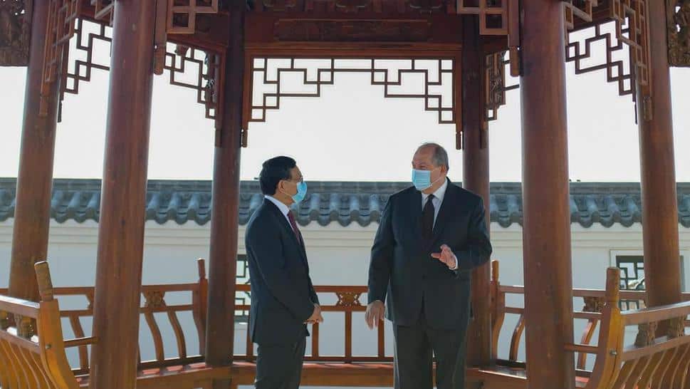 En vísperas del Día Nacional de la República Popular China, el presidente Armen Sargsyan visitó hoy la Embajada de China en Armenia en construcción.