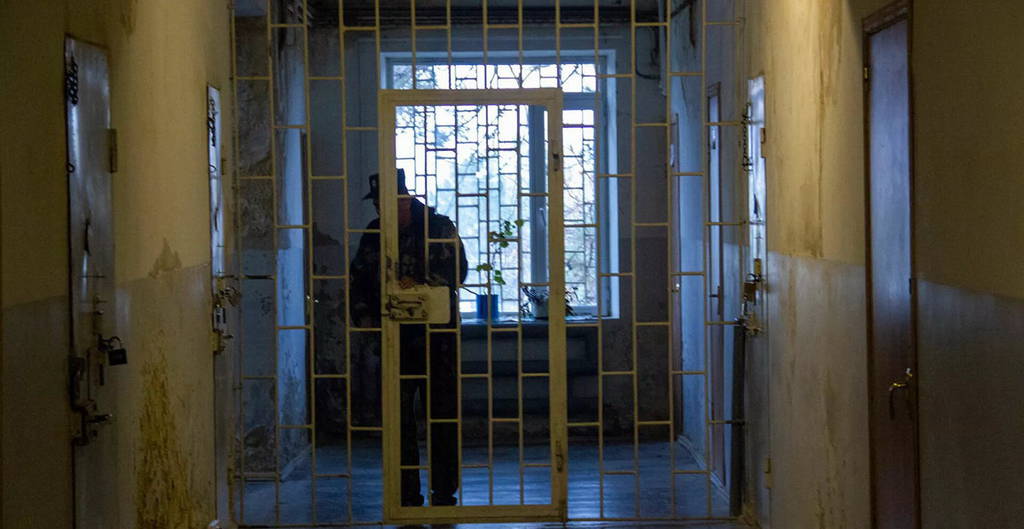 Armenia cierra dos cárceles por escases de presos