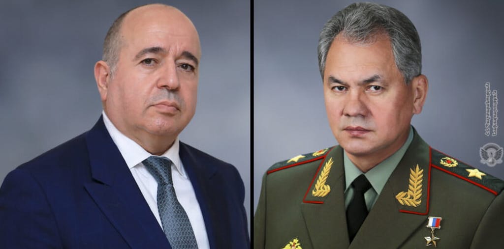 Sergei Shoigk de Rusia y Arshak Karapetyan de Armenia.