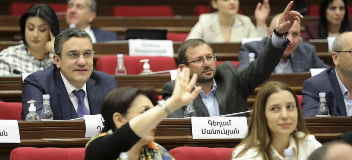 Minutos antes el diputado del Partido Hayastan, Armen Rustamyan, había acusado al primer ministro Nikol Pashinyan de hacer acuerdos verbales y mantenerlos en secreto.