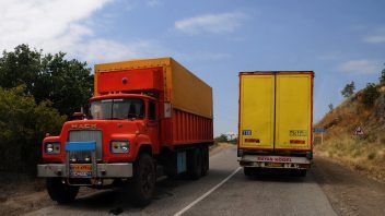 Azerbaiyán cobra aduana a camiones iraníes en camino a Armenia