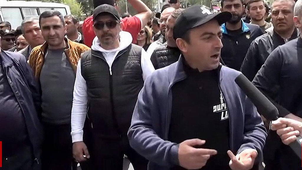 Saghatelyan hizo un llamado al cuerpo diplomático, la policía, los funcionarios y la Televisión Pública de Armenia.