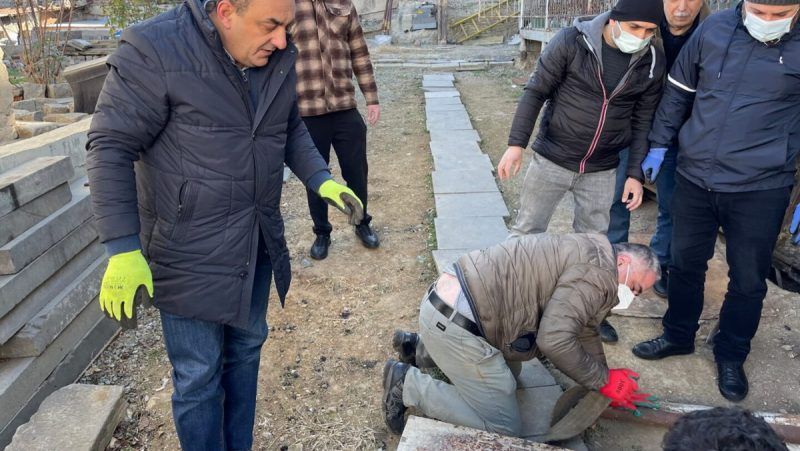 Lápida armenia de acero descubierta en Tbilisi