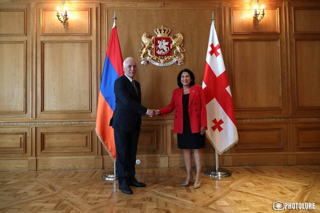 Presidenta de Georgia provoca indignación en Armenia con comentarios xenofóbicos