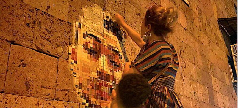 Siranush y Narek trabajando en uno de sus mosaicos en la calle Orbeli en Ereván
