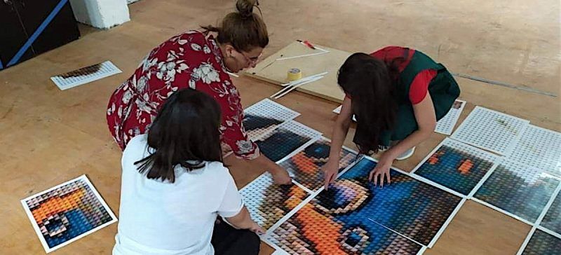 Foto del microblog de un alumno del complejo educativo de Armenia “Mkhitar Sebastatsi”. Los niños participan en la creación de mariposas con mosaicos