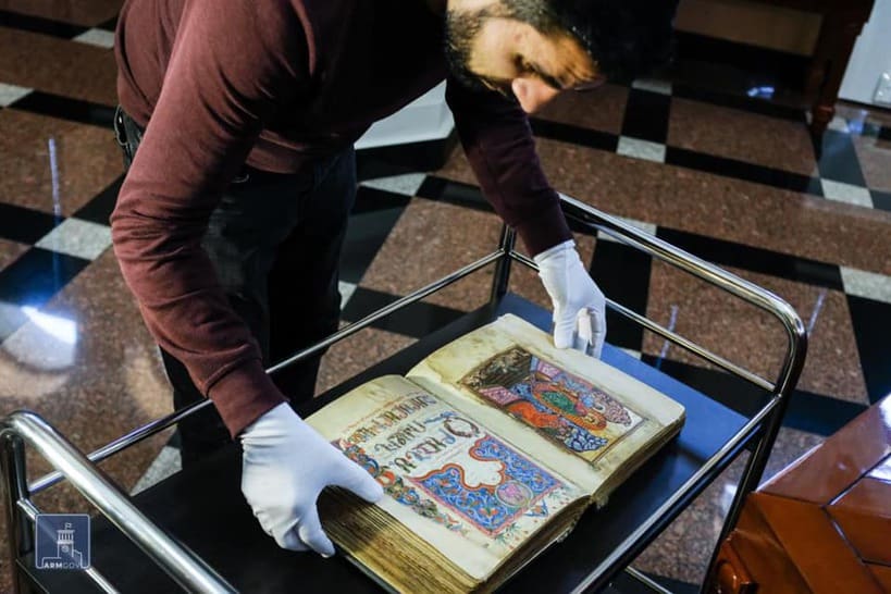 Una exposición armenia titulada "Manuscritos de Artsaj" se inauguró en Matenadaran de Ereván una valiosa muestra de manuscritos de Artsaj evacuados desde el centro cultural Matenadaran de Gandzasar, tras la invasión de Azerbaiyán a la República de Artsaj.