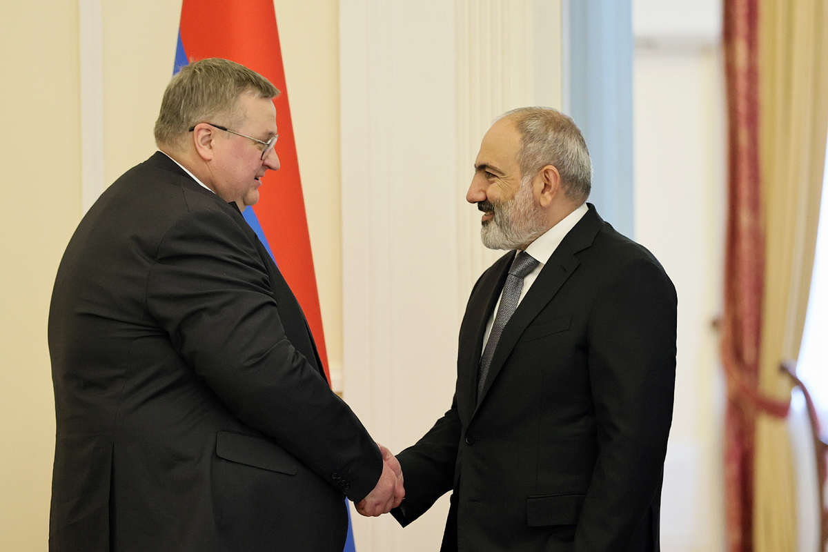 Pashinyan confirma a Overchuk que Armenia quiere desbloquear todas las conexiones económicas y de transporte