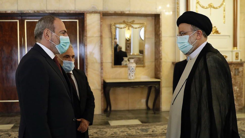 Pashinyan y Raisi discutieron lazos comerciales