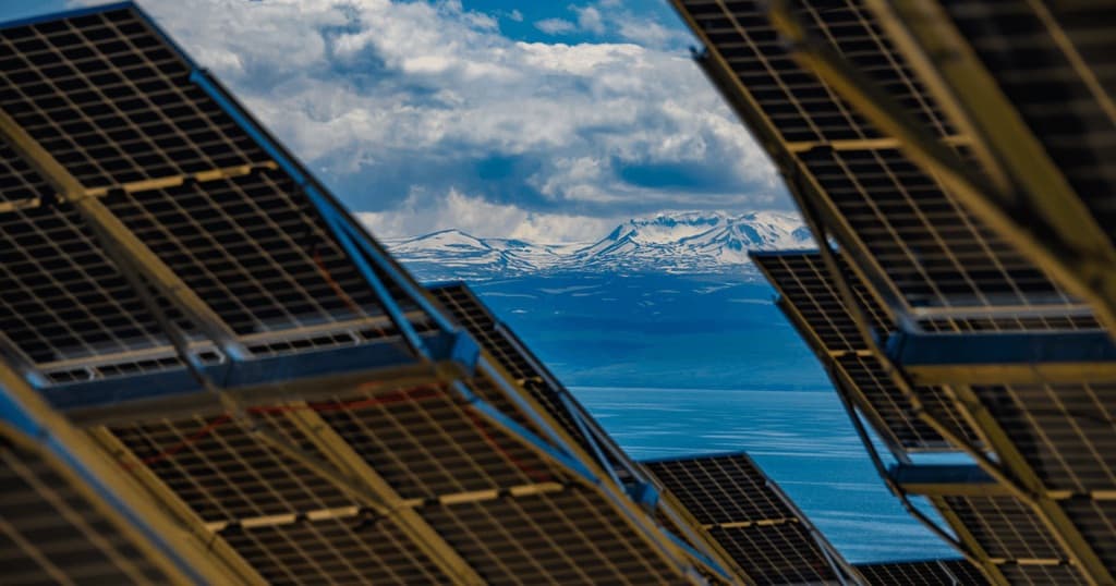 Planta de energía solar construida a orillas del Sevan