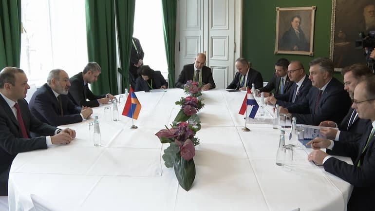 Pashinyan durante una reunión con el Primer Ministro de CroaciaAndrej Plenkovic.