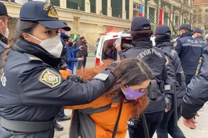 Una mujer es detenida por la policía en Bakú el Día Internacional de la Mujer. Foto: Ulviyya Ali / OC Media.