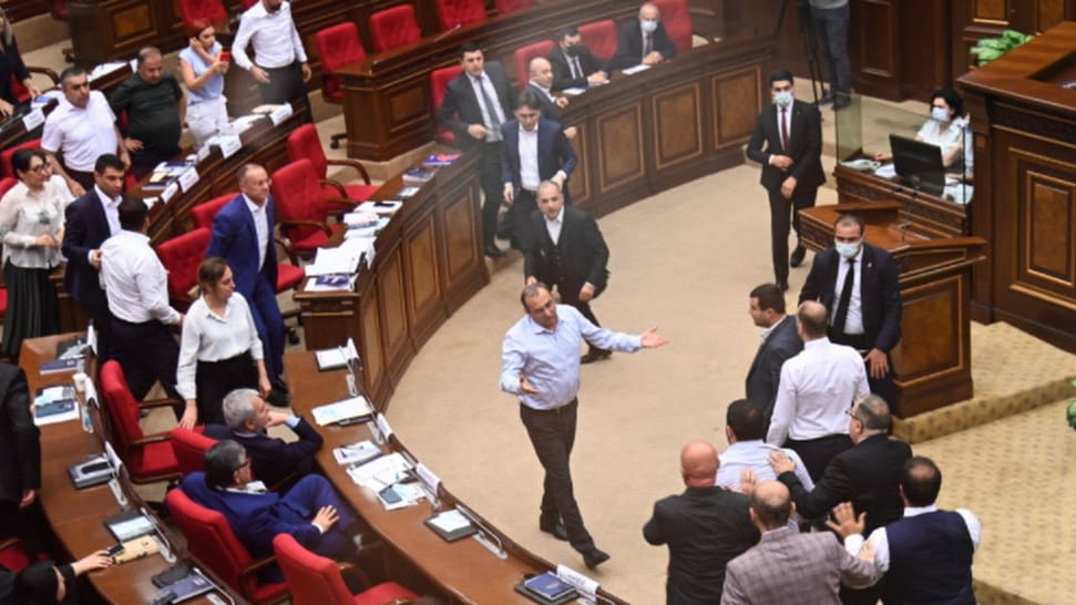 Miércoles de vergüenza en el parlamento armenio