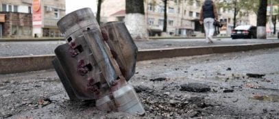 Tras numerosos llamados de la comunidad internacional para poner fin de inmediato a las hostilidades en Karabaj, toda la jornada Stepanakert y Sushi estuvieron bajo fuego con las prohibidas bombas de racimo.